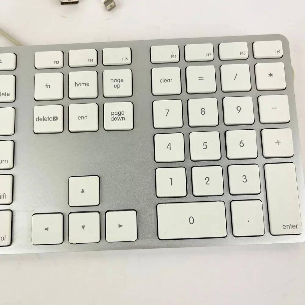 Apple Slim A1243 USB Wired Keyboard with Numeric Keypad Mac Standard Aluminum